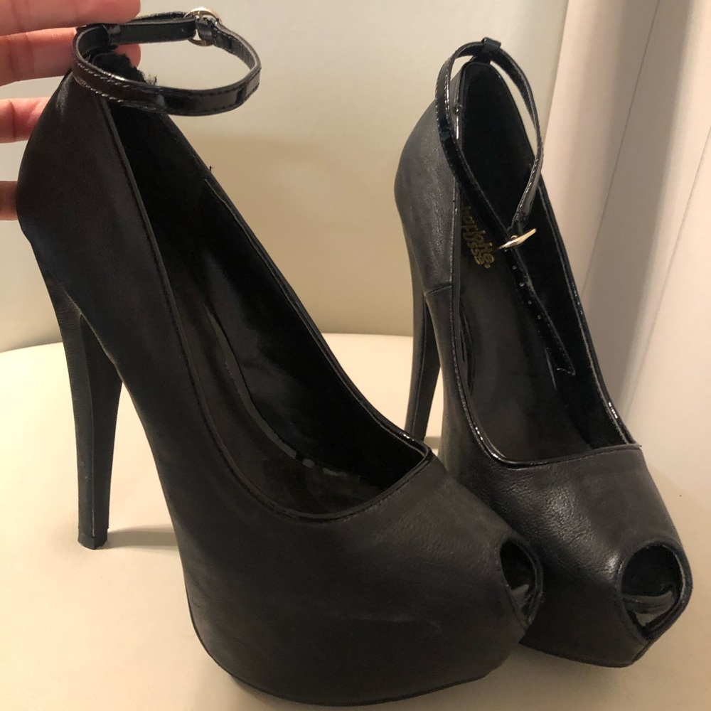 Never worn Black Ankle strap heel sz7